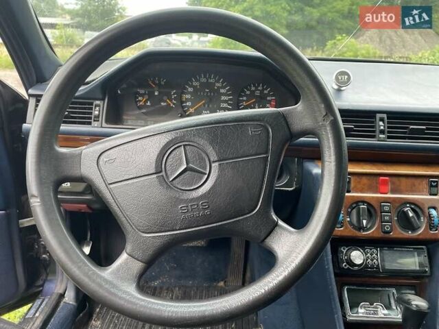 Синий Мерседес Е-Класс, объемом двигателя 2.2 л и пробегом 358 тыс. км за 2200 $, фото 5 на Automoto.ua