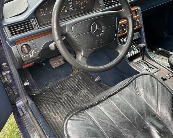 Синий Мерседес Е-Класс, объемом двигателя 2.2 л и пробегом 358 тыс. км за 2200 $, фото 4 на Automoto.ua