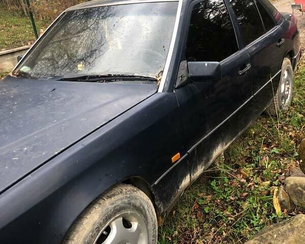 Синий Мерседес Е-Класс, объемом двигателя 2.2 л и пробегом 497 тыс. км за 1100 $, фото 1 на Automoto.ua