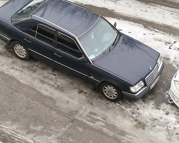 Синий Мерседес Е-Класс, объемом двигателя 2 л и пробегом 435 тыс. км за 3100 $, фото 2 на Automoto.ua
