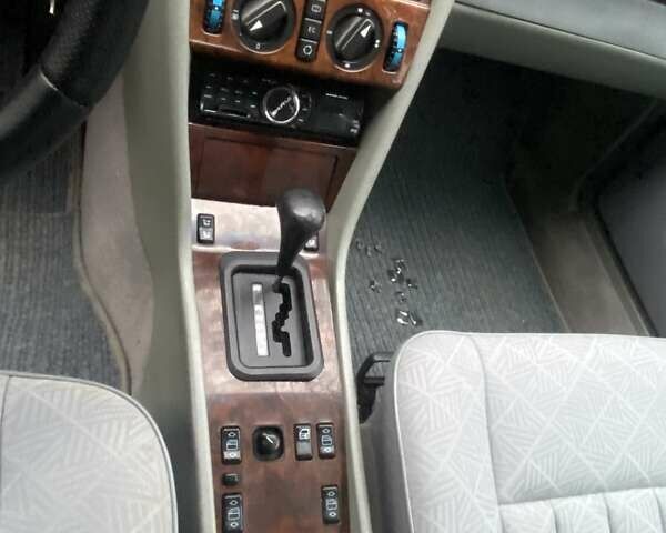 Синий Мерседес Е-Класс, объемом двигателя 3 л и пробегом 456 тыс. км за 5900 $, фото 4 на Automoto.ua