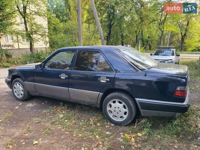 Мерседес Е-Класс 1995 в Кривом Роге на Automoto.ua Синий Мерседес Е-Класс, объемом двигателя 2 л и пробегом 295 тыс. км за 2600 $, фото 2 на Automoto.ua