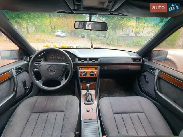 Мерседес Е-Класс 1995 в Кривом Роге на Automoto.ua Синий Мерседес Е-Класс, объемом двигателя 2 л и пробегом 295 тыс. км за 2600 $, фото 13 на Automoto.ua