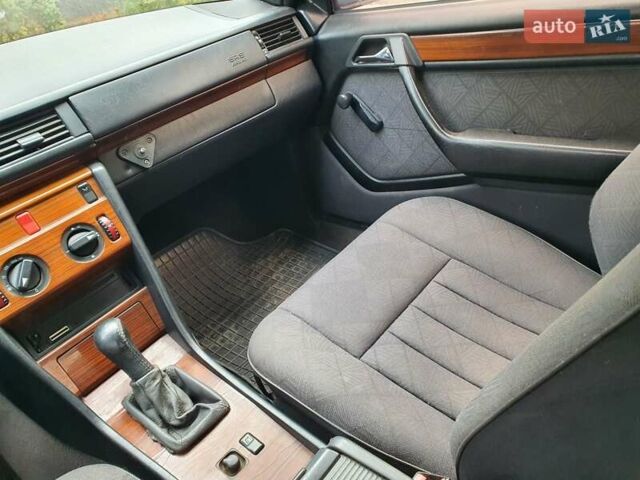Мерседес Е-Класс 1995 в Кривом Роге на Automoto.ua Синий Мерседес Е-Класс, объемом двигателя 2 л и пробегом 295 тыс. км за 2600 $, фото 14 на Automoto.ua