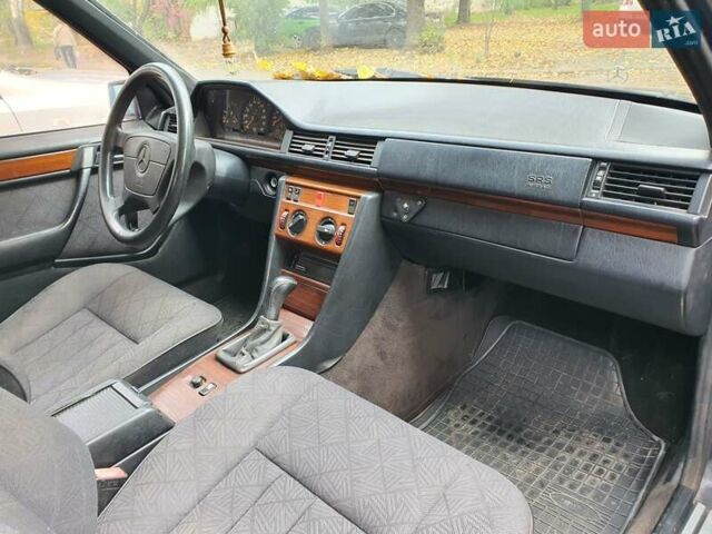 Мерседес Е-Класс 1995 в Кривом Роге на Automoto.ua Синий Мерседес Е-Класс, объемом двигателя 2 л и пробегом 295 тыс. км за 2600 $, фото 10 на Automoto.ua