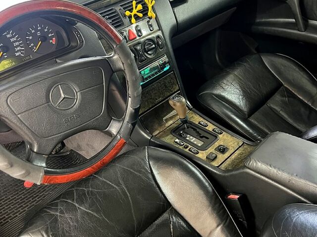 Синий Мерседес Е-Класс, объемом двигателя 3.2 л и пробегом 300 тыс. км за 2900 $, фото 5 на Automoto.ua