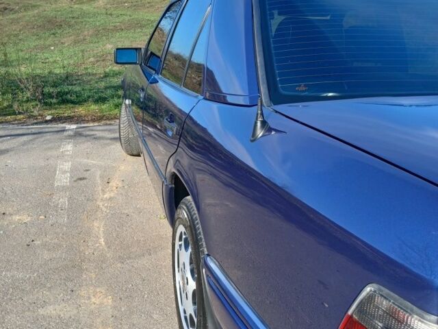 Синій Мерседес Е-Клас, об'ємом двигуна 2 л та пробігом 290 тис. км за 5000 $, фото 9 на Automoto.ua