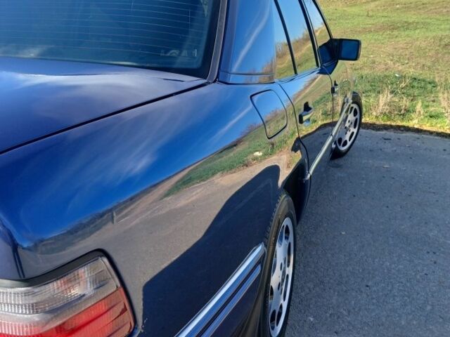 Синій Мерседес Е-Клас, об'ємом двигуна 2 л та пробігом 290 тис. км за 5000 $, фото 10 на Automoto.ua