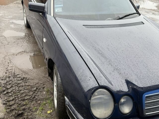 Синий Мерседес Е-Класс, объемом двигателя 2.2 л и пробегом 461 тыс. км за 2200 $, фото 4 на Automoto.ua