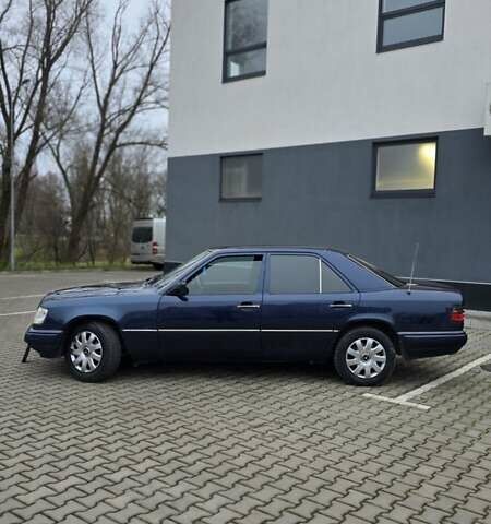 Синий Мерседес Е-Класс, объемом двигателя 2 л и пробегом 324 тыс. км за 2777 $, фото 1 на Automoto.ua