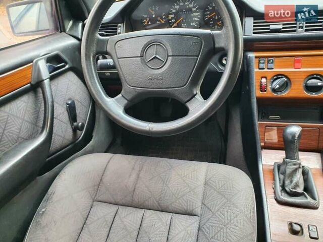 Мерседес Е-Класс 1995 в Кривом Роге на Automoto.ua Синий Мерседес Е-Класс, объемом двигателя 2 л и пробегом 295 тыс. км за 2600 $, фото 15 на Automoto.ua