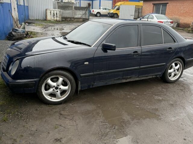 Синий Мерседес Е-Класс, объемом двигателя 2.2 л и пробегом 461 тыс. км за 2200 $, фото 1 на Automoto.ua