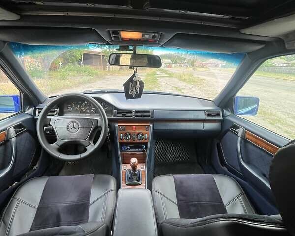 Синий Мерседес Е-Класс, объемом двигателя 2.5 л и пробегом 385 тыс. км за 5000 $, фото 3 на Automoto.ua