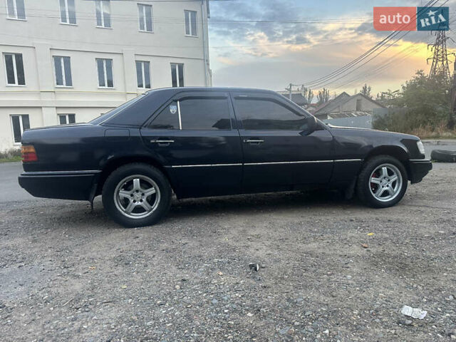 Синій Мерседес Е-Клас, об'ємом двигуна 2 л та пробігом 536 тис. км за 2950 $, фото 2 на Automoto.ua