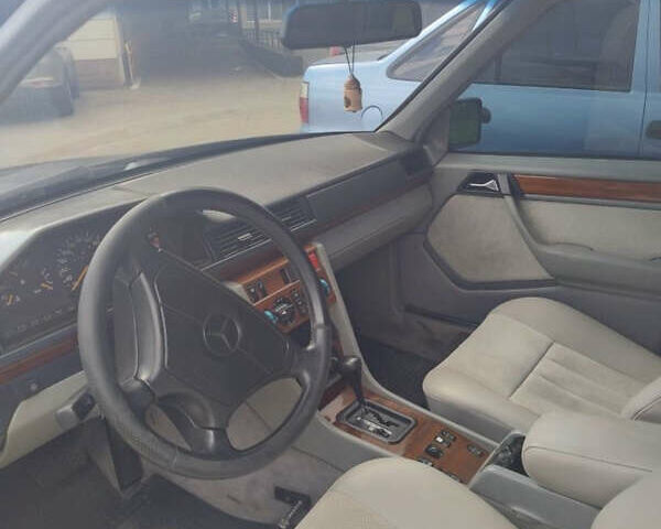 Синій Мерседес Е-Клас, об'ємом двигуна 3.2 л та пробігом 124 тис. км за 2500 $, фото 2 на Automoto.ua