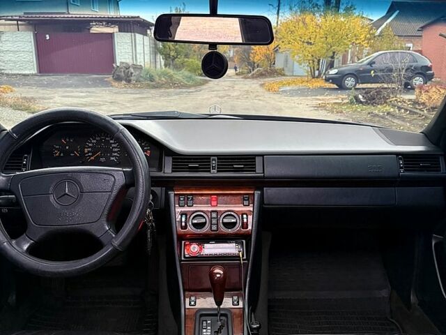 Мерседес Е-Класс 1995 в Харькове на Automoto.ua Синий Мерседес Е-Класс, объемом двигателя 2.8 л и пробегом 362 тыс. км за 4800 $, фото 6 на Automoto.ua