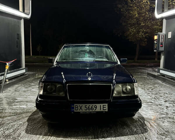 Мерседес Е-Класс 1995 в Хмельницком на Automoto.ua Синий Мерседес Е-Класс, объемом двигателя 2 л и пробегом 520 тыс. км за 2800 $, фото 1 на Automoto.ua