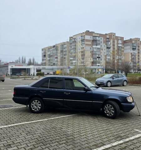 Синий Мерседес Е-Класс, объемом двигателя 2 л и пробегом 324 тыс. км за 2777 $, фото 5 на Automoto.ua