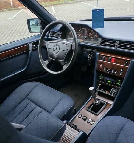 Синий Мерседес Е-Класс, объемом двигателя 2 л и пробегом 324 тыс. км за 2777 $, фото 38 на Automoto.ua