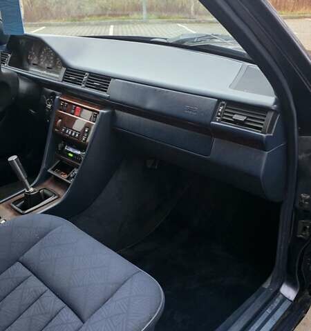 Синий Мерседес Е-Класс, объемом двигателя 2 л и пробегом 324 тыс. км за 2777 $, фото 19 на Automoto.ua