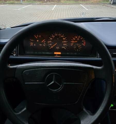 Синий Мерседес Е-Класс, объемом двигателя 2 л и пробегом 324 тыс. км за 2777 $, фото 32 на Automoto.ua