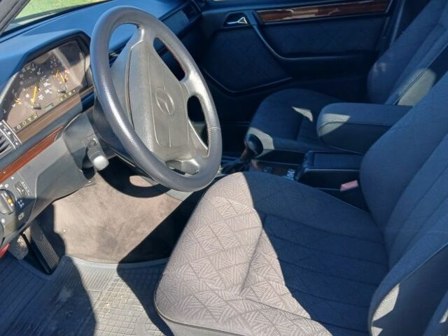 Синій Мерседес Е-Клас, об'ємом двигуна 2 л та пробігом 290 тис. км за 5000 $, фото 17 на Automoto.ua