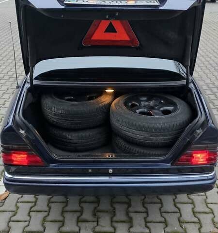 Синий Мерседес Е-Класс, объемом двигателя 2 л и пробегом 324 тыс. км за 2777 $, фото 28 на Automoto.ua