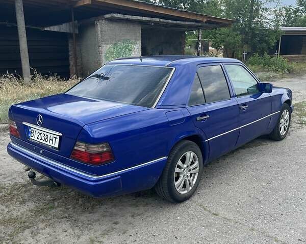 Синий Мерседес Е-Класс, объемом двигателя 2.5 л и пробегом 385 тыс. км за 5000 $, фото 1 на Automoto.ua
