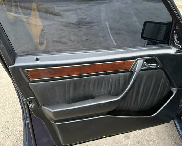 Синий Мерседес Е-Класс, объемом двигателя 3.2 л и пробегом 362 тыс. км за 4800 $, фото 13 на Automoto.ua