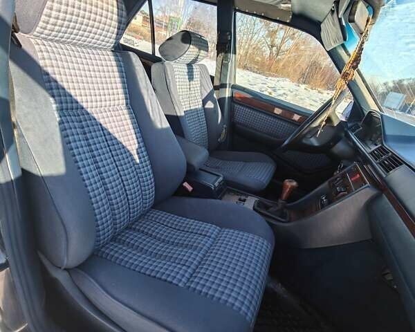 Синий Мерседес Е-Класс, объемом двигателя 2 л и пробегом 440 тыс. км за 2500 $, фото 11 на Automoto.ua