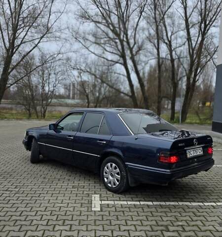 Синий Мерседес Е-Класс, объемом двигателя 2 л и пробегом 324 тыс. км за 2777 $, фото 2 на Automoto.ua