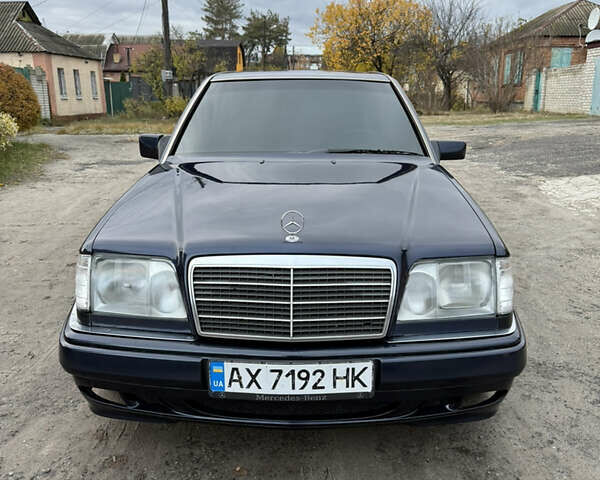 Синий Мерседес Е-Класс, объемом двигателя 3.2 л и пробегом 362 тыс. км за 4800 $, фото 1 на Automoto.ua