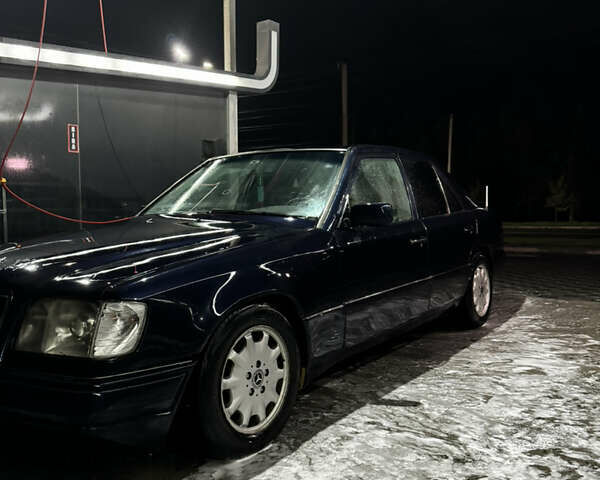 Мерседес Е-Класс 1995 в Хмельницком на Automoto.ua Синий Мерседес Е-Класс, объемом двигателя 2 л и пробегом 520 тыс. км за 2800 $, фото 2 на Automoto.ua
