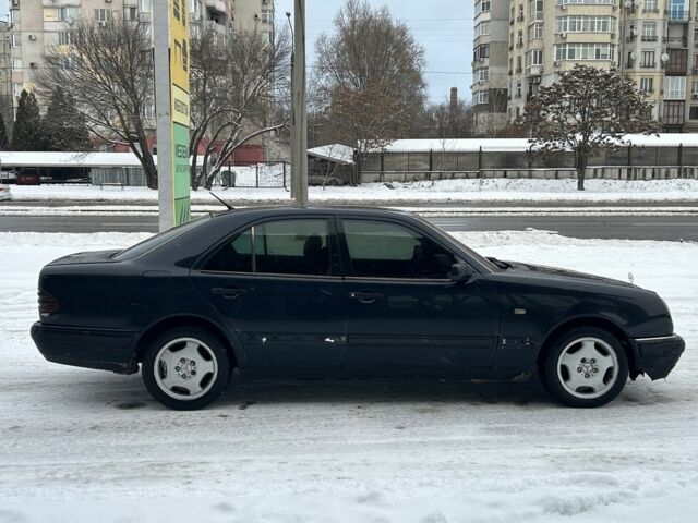 Синий Мерседес Е-Класс, объемом двигателя 0 л и пробегом 300 тыс. км за 2100 $, фото 4 на Automoto.ua