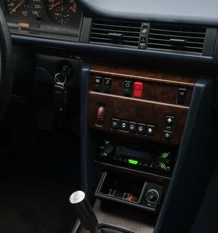 Синий Мерседес Е-Класс, объемом двигателя 2 л и пробегом 324 тыс. км за 2777 $, фото 40 на Automoto.ua