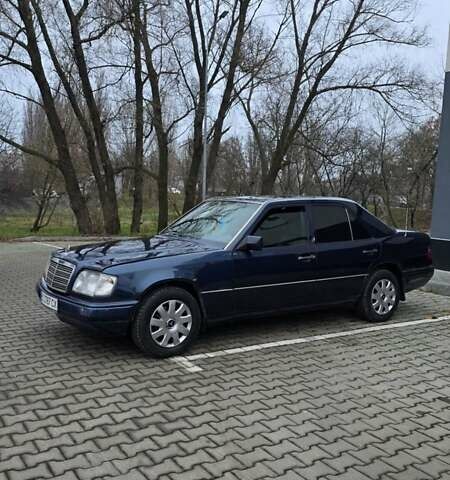 Синий Мерседес Е-Класс, объемом двигателя 2 л и пробегом 324 тыс. км за 2777 $, фото 23 на Automoto.ua