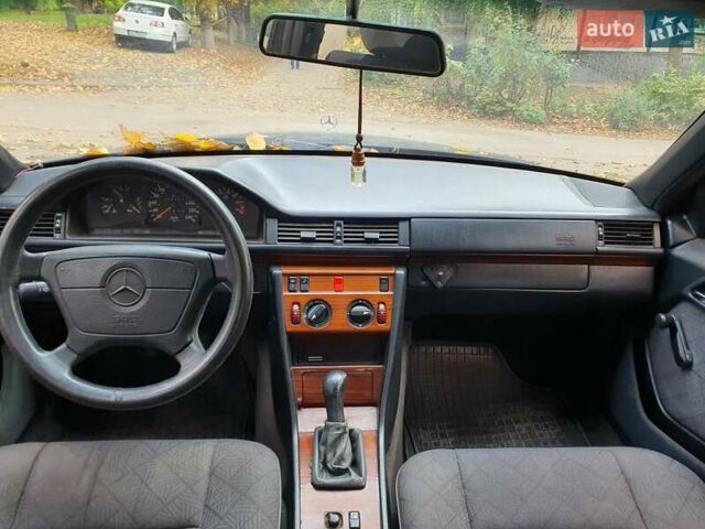 Мерседес Е-Класс 1995 в Кривом Роге на Automoto.ua Синий Мерседес Е-Класс, объемом двигателя 2 л и пробегом 295 тыс. км за 2600 $, фото 12 на Automoto.ua
