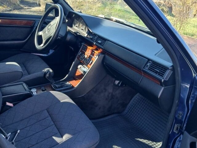 Синій Мерседес Е-Клас, об'ємом двигуна 2 л та пробігом 290 тис. км за 5000 $, фото 5 на Automoto.ua