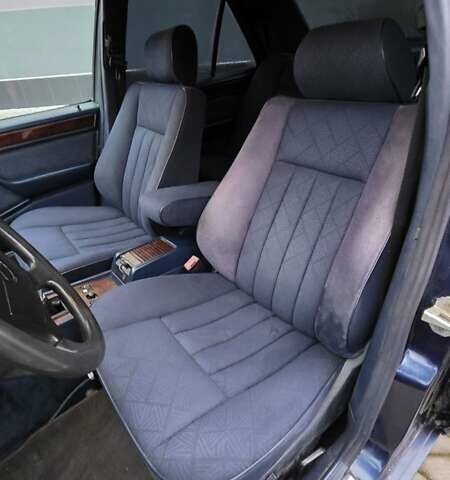 Синий Мерседес Е-Класс, объемом двигателя 2 л и пробегом 324 тыс. км за 2777 $, фото 11 на Automoto.ua