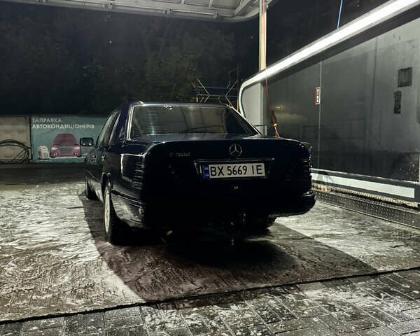 Мерседес Е-Класс 1995 в Хмельницком на Automoto.ua Синий Мерседес Е-Класс, объемом двигателя 2 л и пробегом 520 тыс. км за 2800 $, фото 3 на Automoto.ua