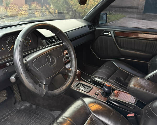 Синий Мерседес Е-Класс, объемом двигателя 3.2 л и пробегом 362 тыс. км за 4800 $, фото 12 на Automoto.ua