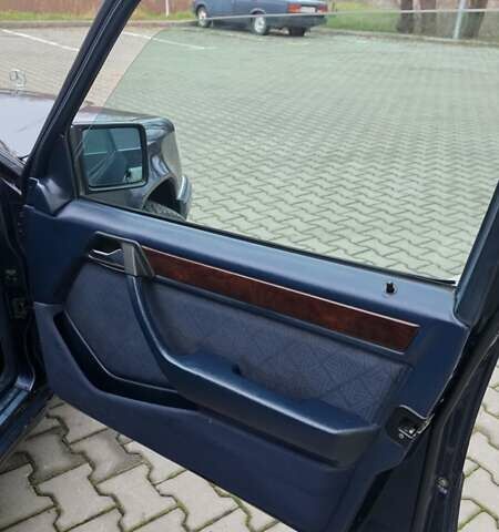 Синий Мерседес Е-Класс, объемом двигателя 2 л и пробегом 324 тыс. км за 2777 $, фото 17 на Automoto.ua