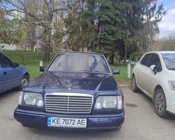 Синій Мерседес Е-Клас, об'ємом двигуна 3.2 л та пробігом 124 тис. км за 2500 $, фото 1 на Automoto.ua