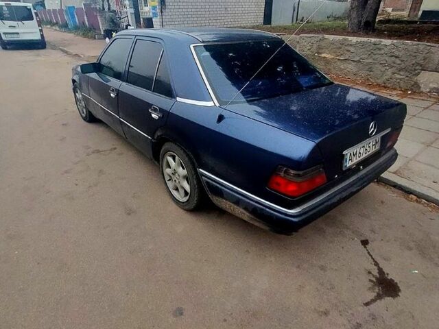 Синий Мерседес Е-Класс, объемом двигателя 2.8 л и пробегом 350 тыс. км за 2600 $, фото 3 на Automoto.ua