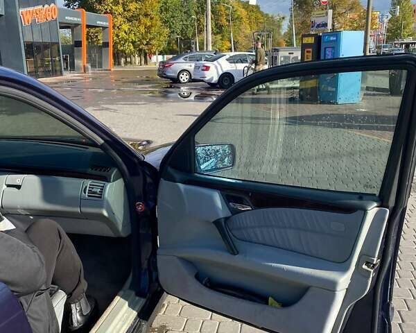 Синий Мерседес Е-Класс, объемом двигателя 2.3 л и пробегом 559 тыс. км за 2600 $, фото 11 на Automoto.ua