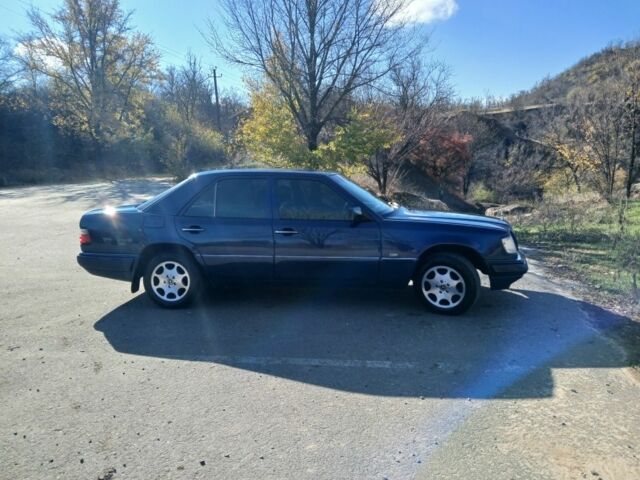 Синій Мерседес Е-Клас, об'ємом двигуна 2 л та пробігом 290 тис. км за 5000 $, фото 1 на Automoto.ua