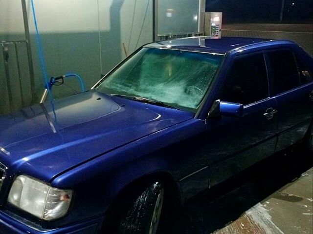 Синий Мерседес Е-Класс, объемом двигателя 2.8 л и пробегом 350 тыс. км за 2600 $, фото 4 на Automoto.ua