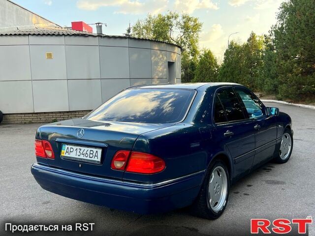 Синий Мерседес Е-Класс, объемом двигателя 3.2 л и пробегом 300 тыс. км за 2900 $, фото 4 на Automoto.ua