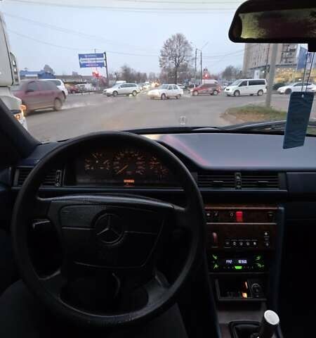 Синий Мерседес Е-Класс, объемом двигателя 2 л и пробегом 324 тыс. км за 2777 $, фото 31 на Automoto.ua