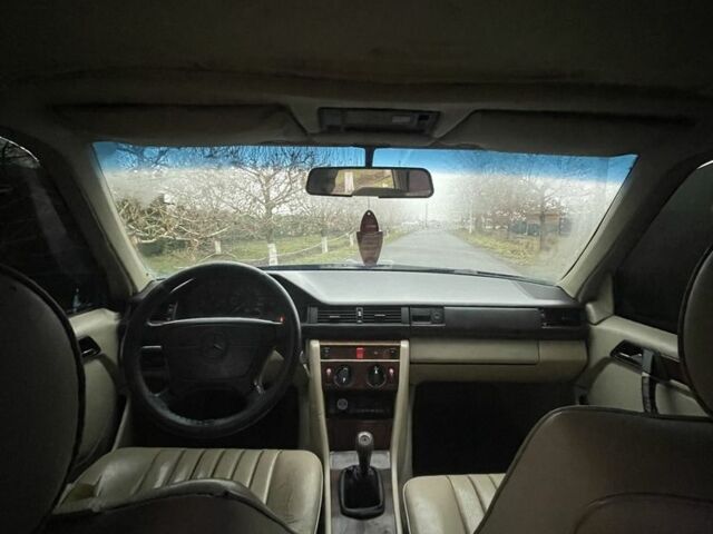 Синий Мерседес Е-Класс, объемом двигателя 3 л и пробегом 400 тыс. км за 2000 $, фото 7 на Automoto.ua